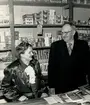 Tobakshandlarparet Selma och Carl Elmér i sin butik på Tomtebogatan 36, Stockholm 1947.