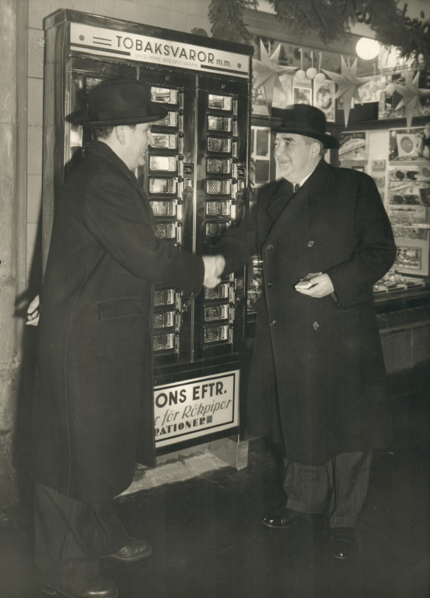 Sveriges första cigarettautomat 1949, tillverkad av Larssons eftr. Affärsexteriör AB K.J. Levin.