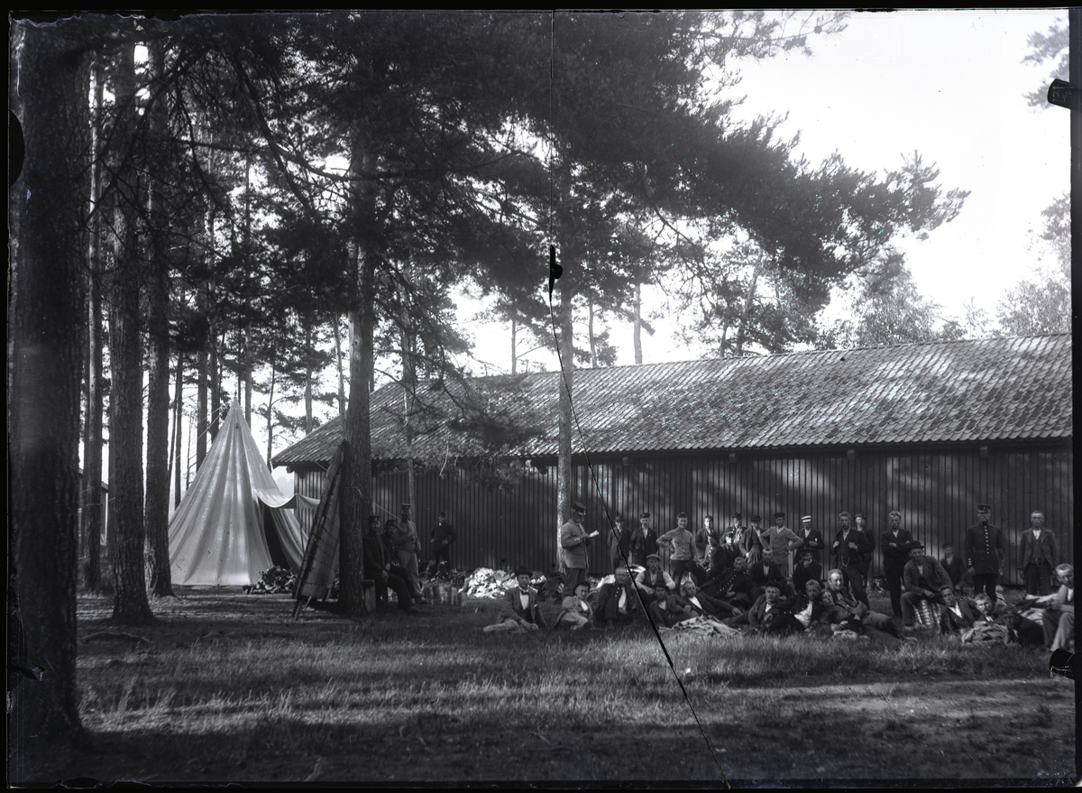 Bilde av Gråtenmoen ekserserplass, øvingsplass for militæret

På 1800-tallet brukt blant annet av Telemarkens Bataljon. På begynnelsen av 1900-tallet ble den nedlagt for at leiren ble ansett å være for liten. Noen av bygningene ble flyttet til Heistadmoen i 1910, mens resten ble revet.