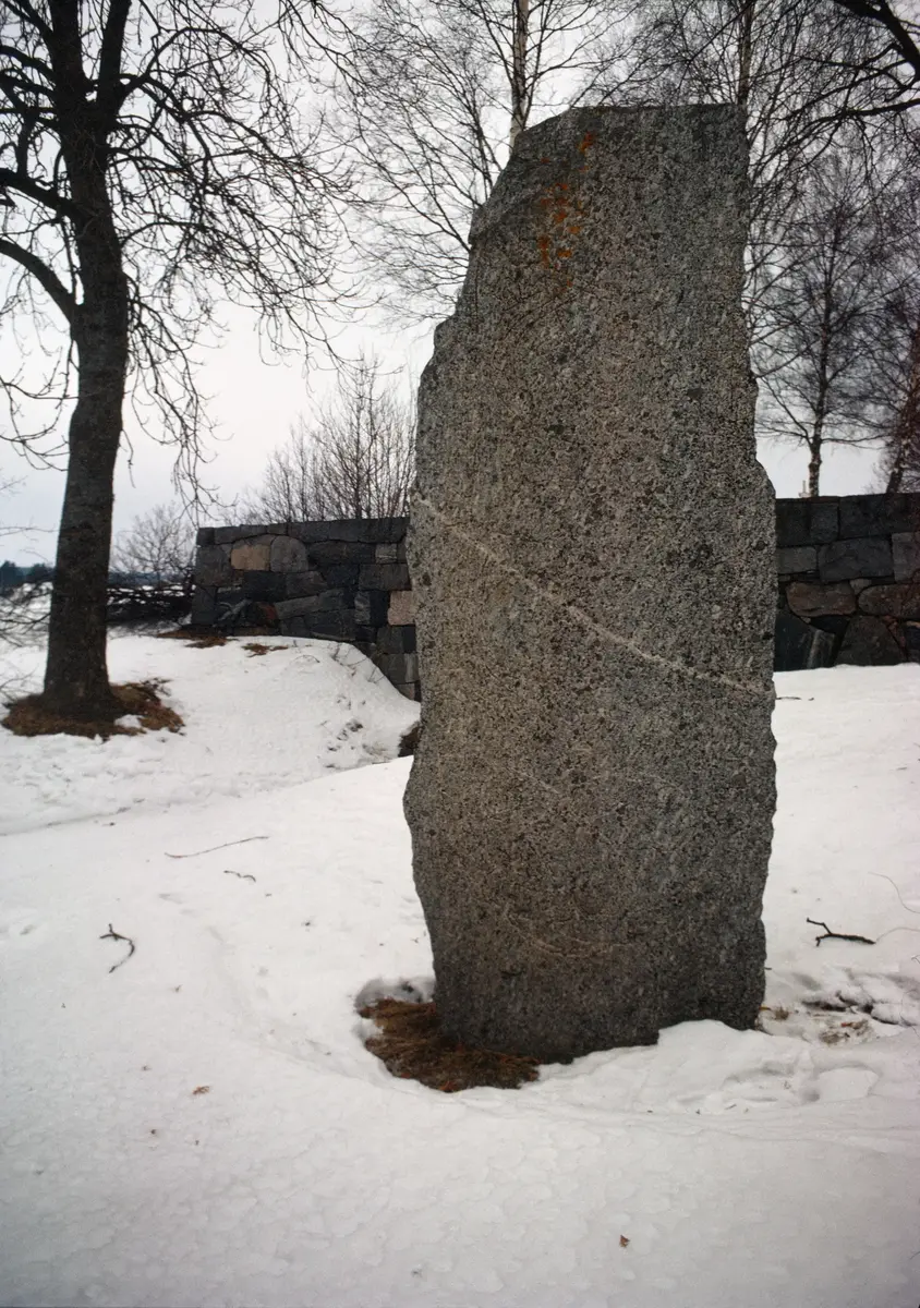 Runsten U 180 vid kyrkan.