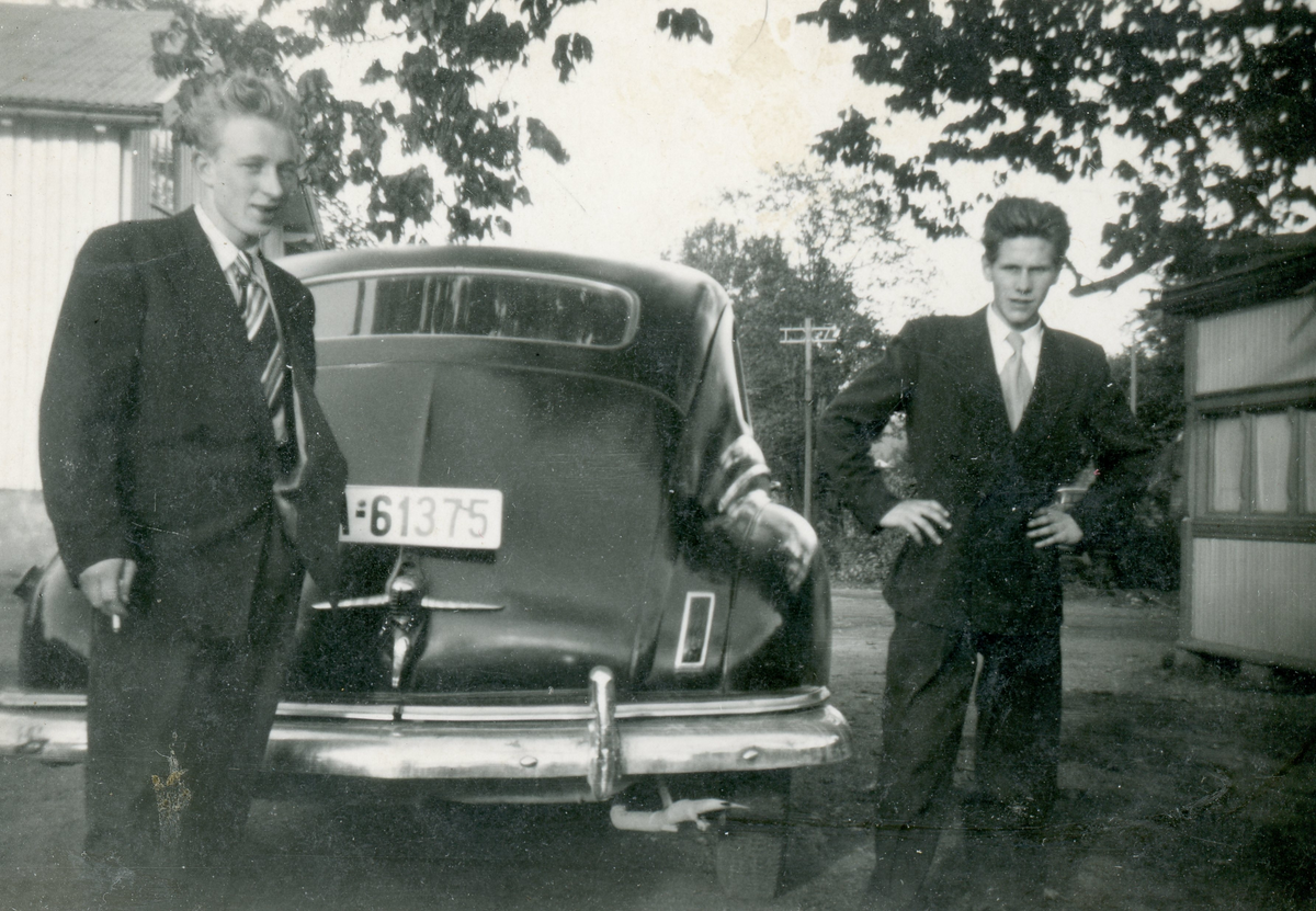 frå v. Leif Smøttebråten  og Ove Blakkestad bak bil A-61375 (Nash 1946-modell).