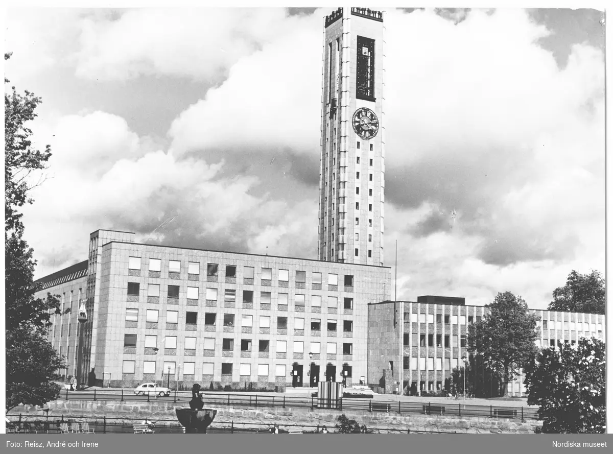 Västmanland. Stadshuset i Västerås ritat av dåvarande stdsarkitekt Sven Ahlbom (1901-1990). I den 65 meter höga kampanilen, ett klocktorn i italiensk stil, finns Nordens största klockspel.