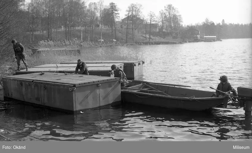 Bropontoner och en överskeppningsbåt.