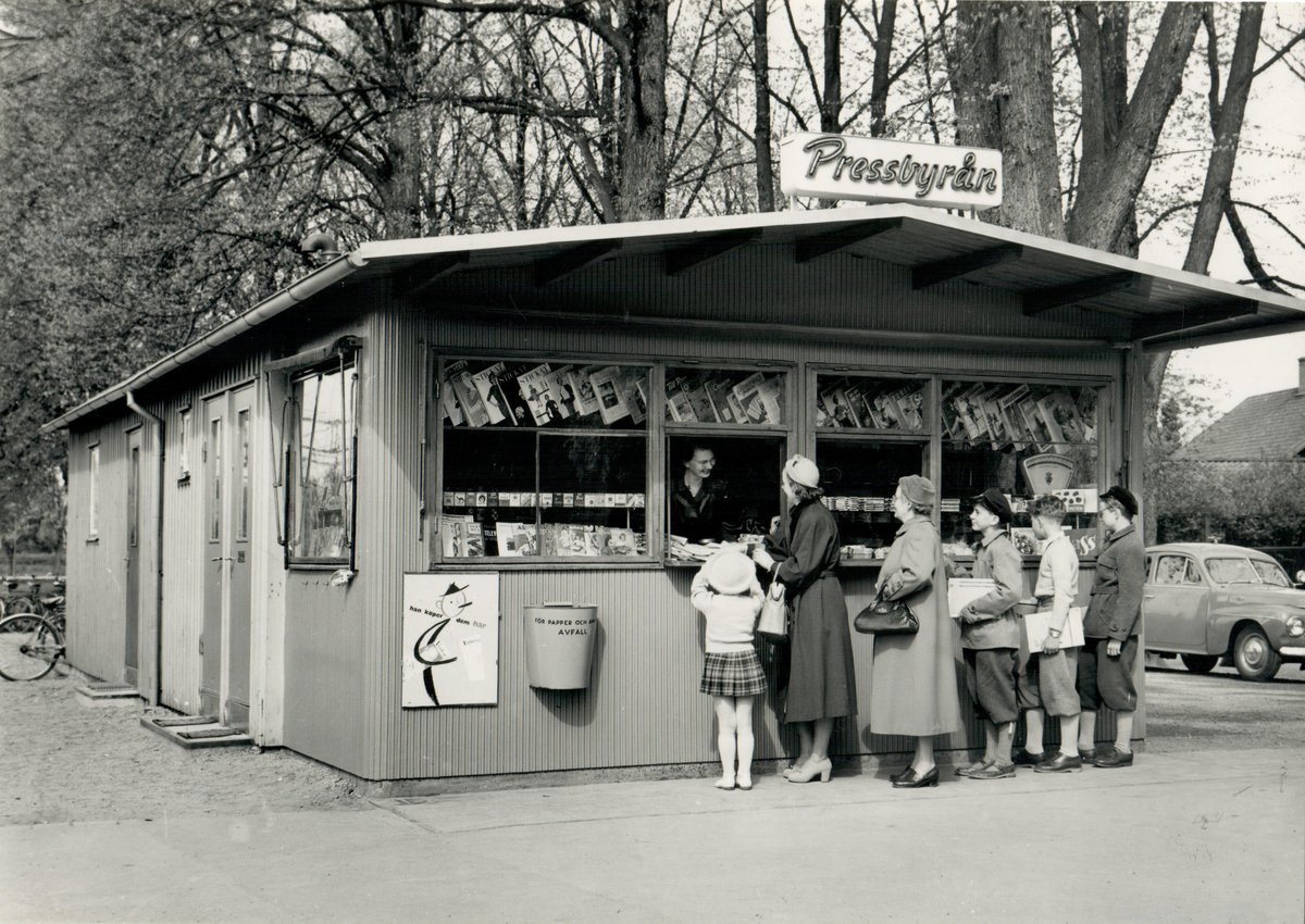 Barn och vuxna köar till Pressbyråns kiosk.