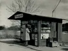 En kund handlar vid en Pressbyrån-kiosk.