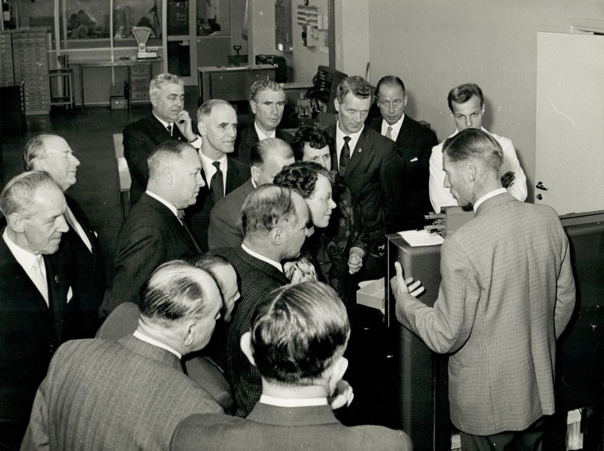Visningen av Pressbyråns nya fastighet fredagen den 7:e oktober 1960. Kamrer Ola Pärson redogjorde för hålkortsavdelningens organisation och de många invecklade maskinerna.