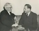 Herr Östlund och Herr Brandt vid Tipstjänst bolagsstämma på Strandhoteller torsdagen den 15:e oktober 1949.