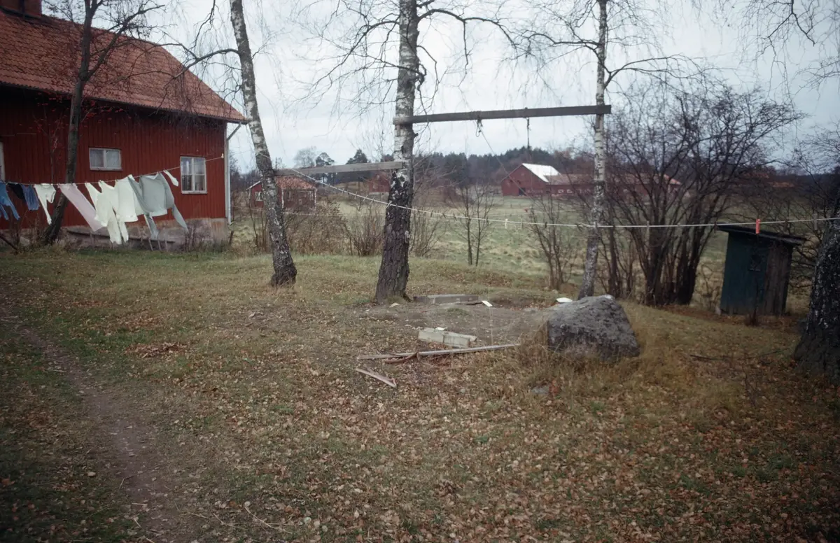 Gravfältet B 49 b vid Hasselbacken; Lindhov.