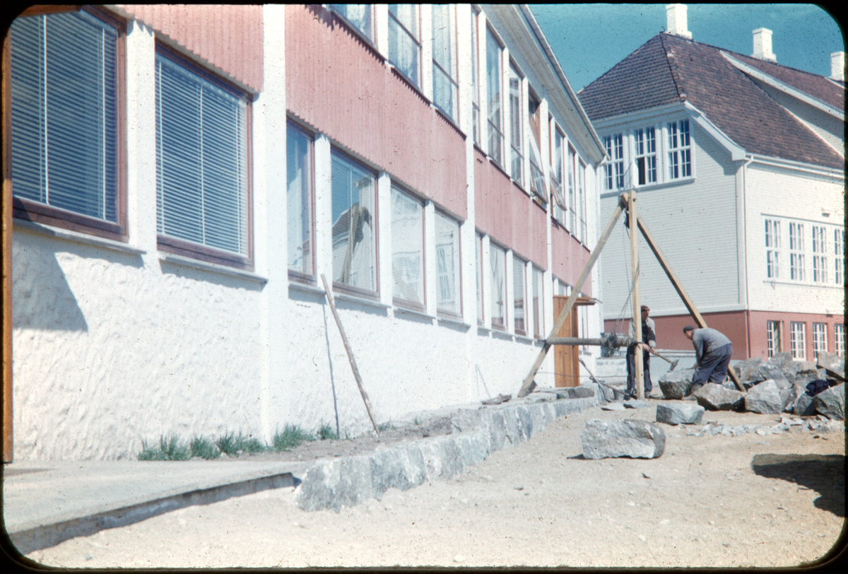 Anleggsarbeid på Stangeland skole. Frå lysbildeserie av "Skoler i Høyland", noverande Sandnes kommune.