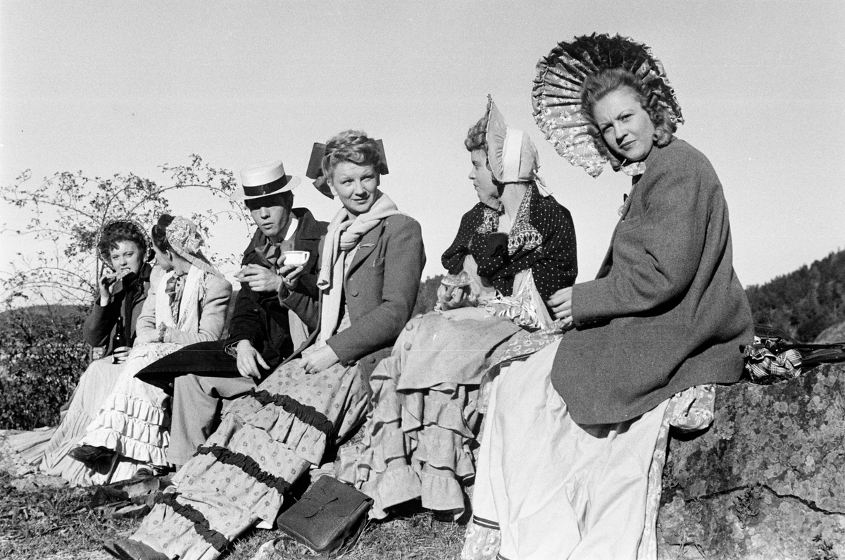 En gruppe folk som deltar i filmopptak