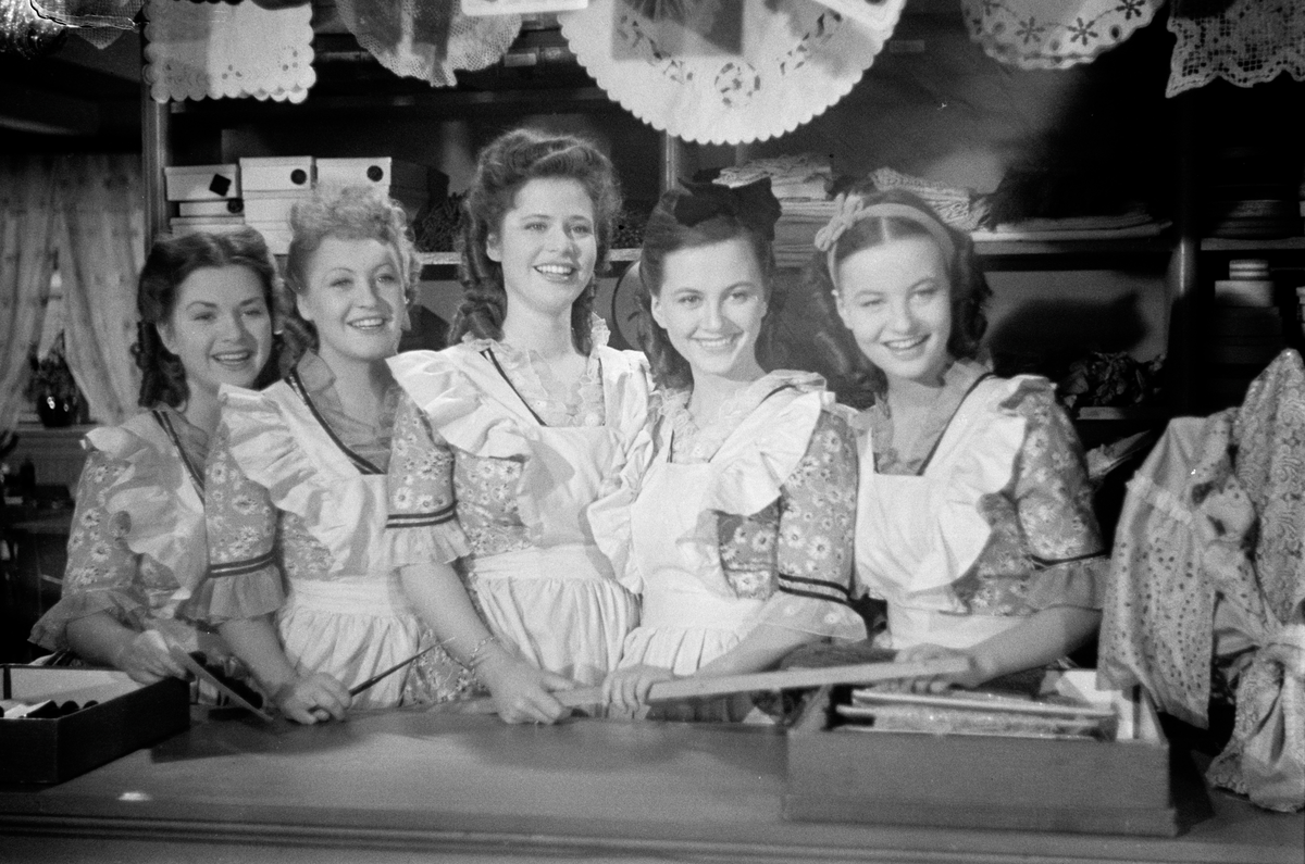Gruppe folk som deltar i filmopptak