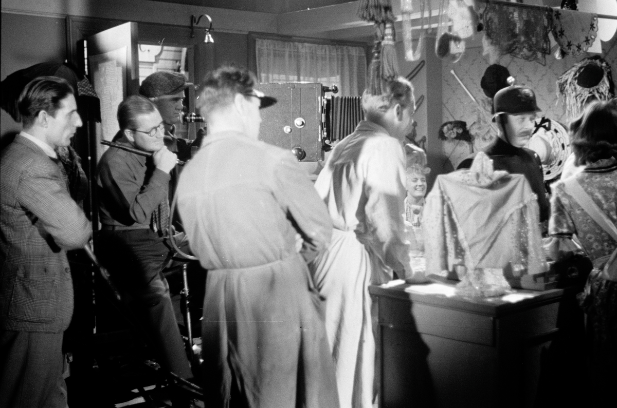 Gruppe folk som deltar i filmopptak