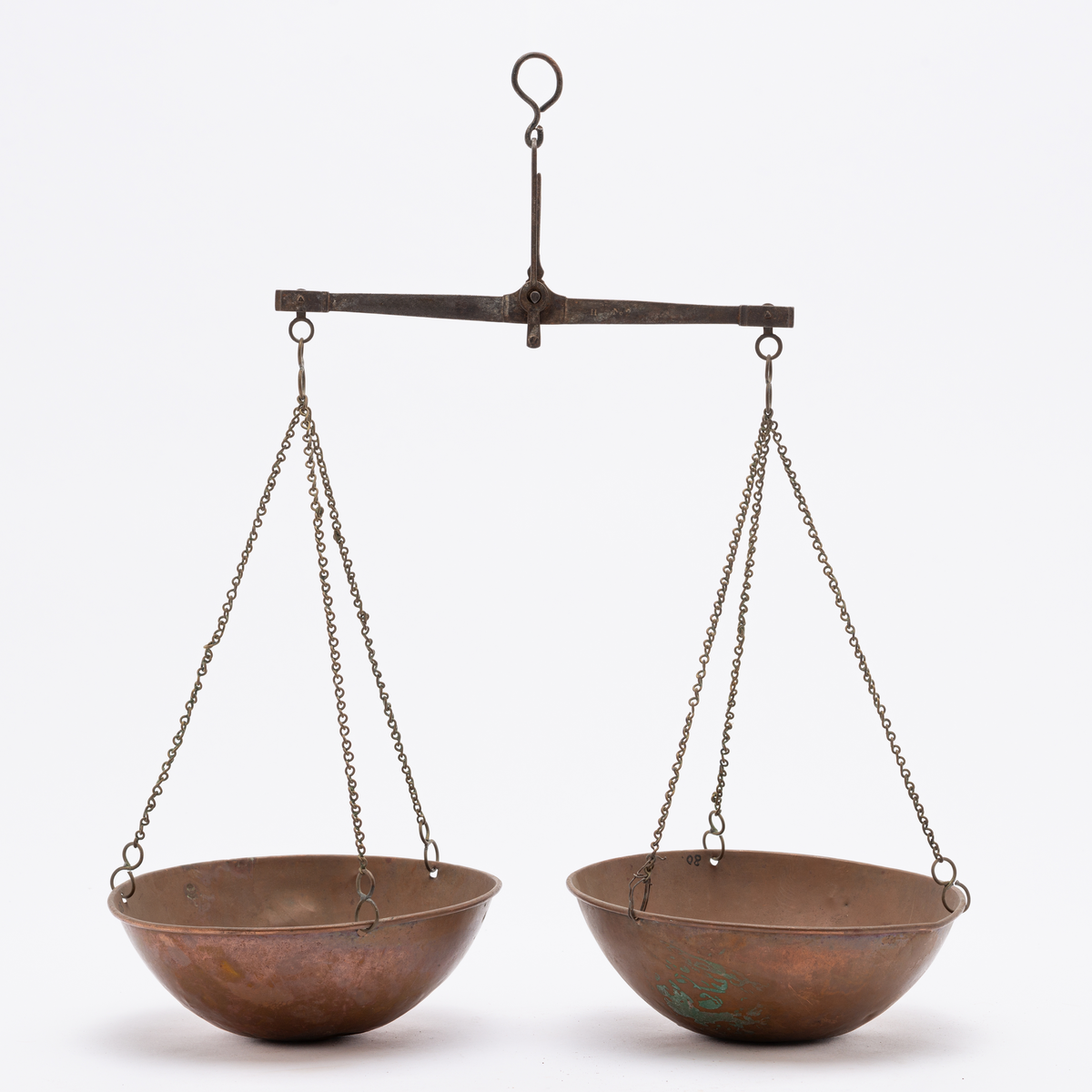 Skålvekt. To halvkuleformede skåler av kobber. Opphengskjetting festet i tre punkter i skålen. Kjetting festet i vektstang av stål. Vektstang har sekundær opphengskrok.