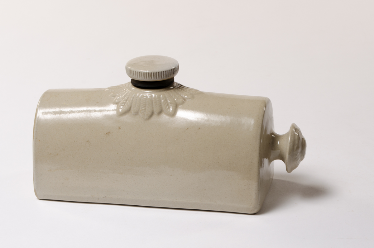 Varmebekken i glasert keramikk, grågrønn. L: 26,5 cm