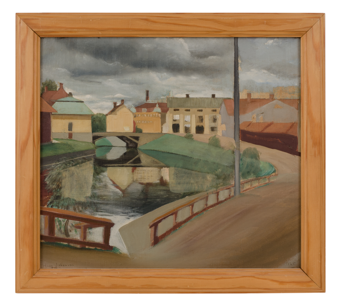 Bebyggelse längs ån som rinner genom Falun, Faluån, under grå regnmoln.