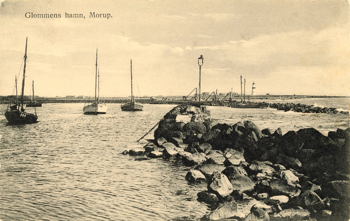 Vykort, "Glommens hamn, Morup". Fiskeläget utvecklades sedan hamnen anlagts 1977-1880. Bilden är sannolikt från tidigt 1900-tal. Bild 1: Fyra segelskutor, två invid en brygga och två på svaj, samt en eka däremellan. Nära stranden står en husklunga och till höger i bild ligger ytterligare bebyggelse. Bild 2: Segelskutor inom pirarna i Glommens hamn med fyren i bakgrunden.