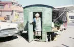 Olga Bohlin vid sin karamellvagn på Oxtorget, Växjö.
Färgfoto, ca 1958.