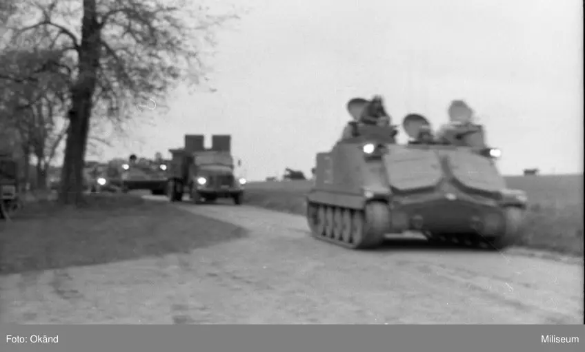 Fordonskolonn med Pansarbandvagn 302 (Pbv 302) och lastbil.