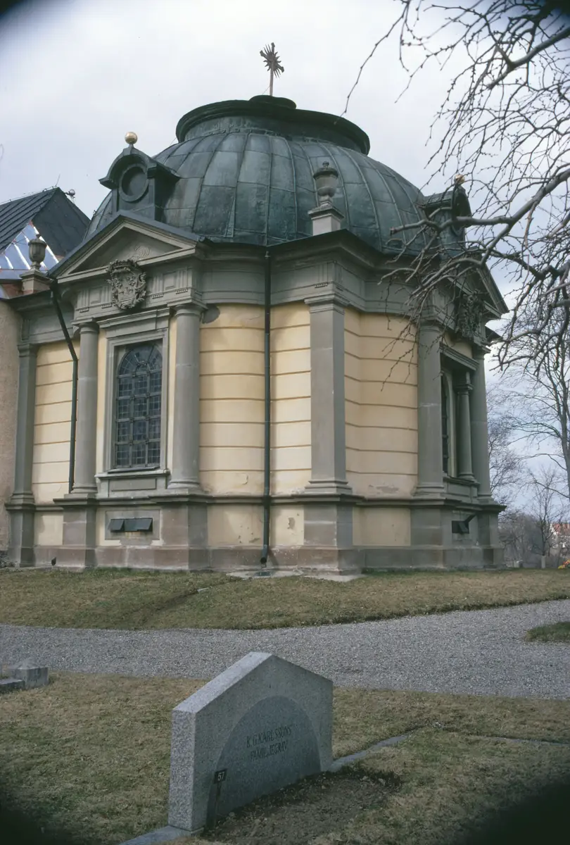 Turinge; Dahlbergs gravkor vid kyrkan
