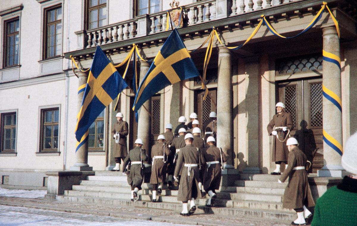 Kungabesök (?) på residenset, Växjö. Högvakten är på väg in genom ytterdörrarna.
Färgfoto, ca 1960.