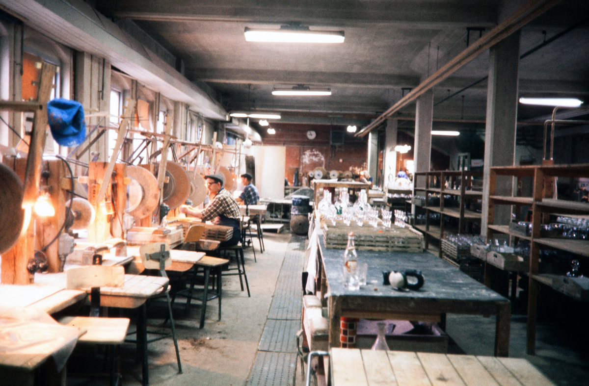 Slipverkstaden på ett glasbruk.
Färgfoto, ca 1970.