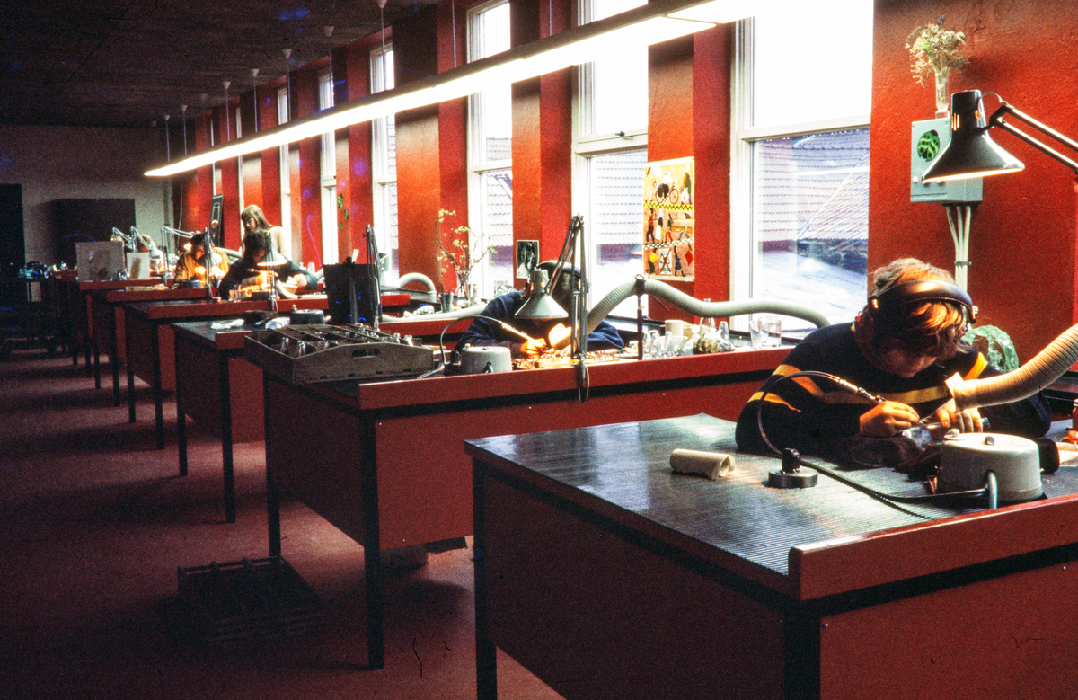 Gravyrverkstaden på ett glasbruk.
Färgfoto, ca 1973.