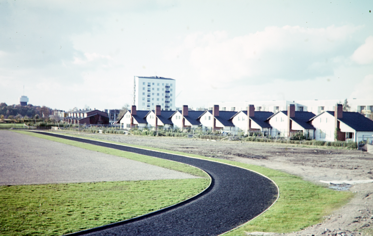 Radhus vid Kristina Nilssons väg, Växjö. I bakgrunden syns vattentornet på Hovsberg.
Färgfoto ca 1970.