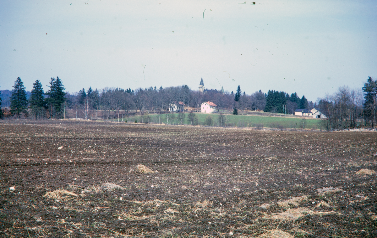 Gärden vid Teleborg slott, Växjö. I bakgrunden tornar slottet upp sig. 
Färgfoto ca 1965.