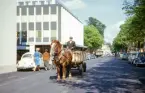 Hästekipage på Norra Järnvägsgatan, Växjö, vid ingången mot det nybyggda Båtsmanstorget.
Färgfoto ca 1962.