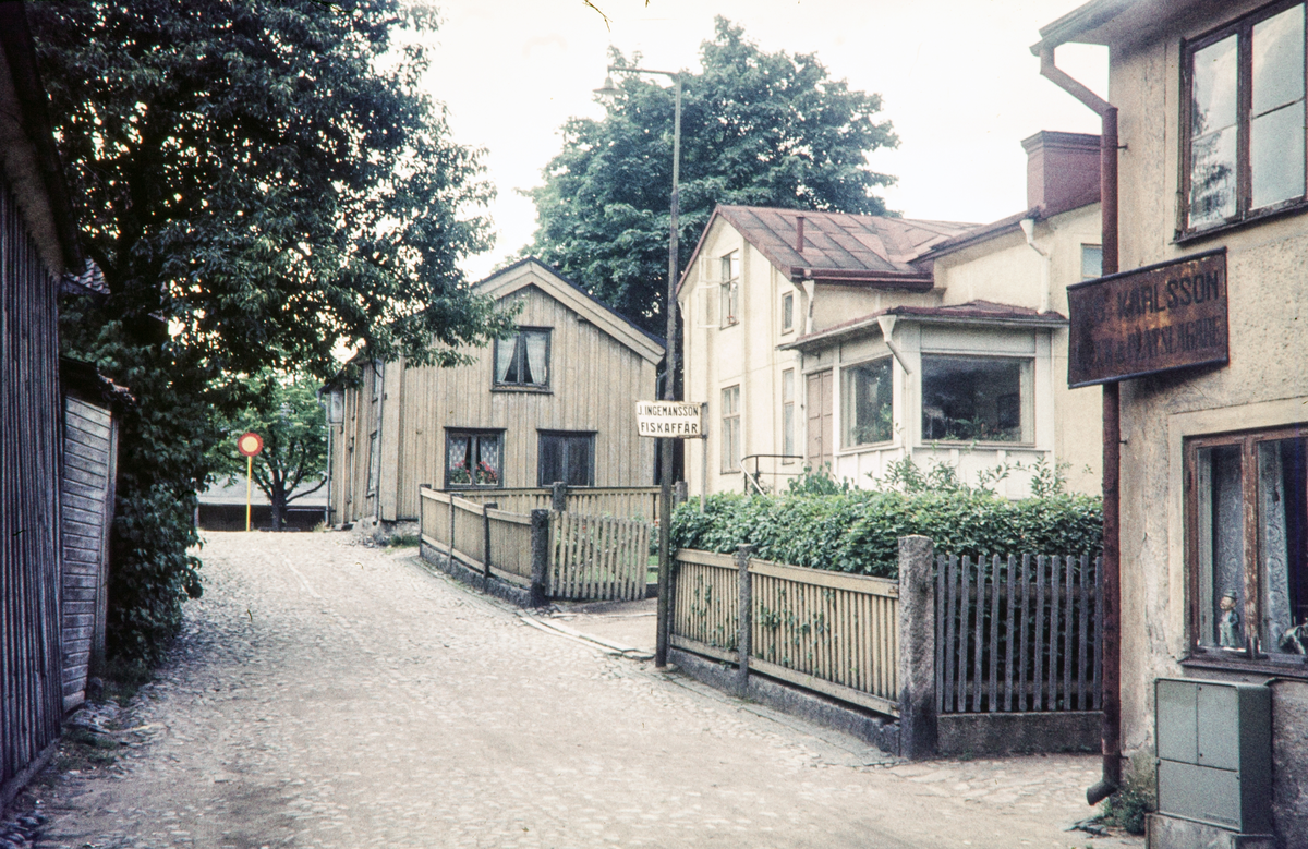 Lilla Bäckgatan, Växjö, söderut. Husen revs några år senare till förmån för Båtsmanstorget.
Färgfoto ca 1958.