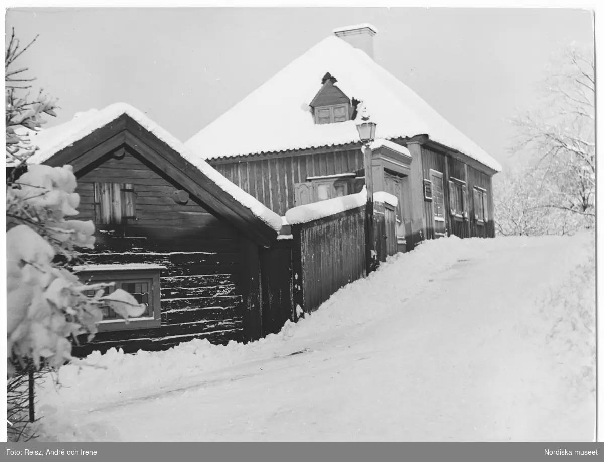 "Julstämning"  Snötäckta hus och landskap i hantverksområdet på Skansen.