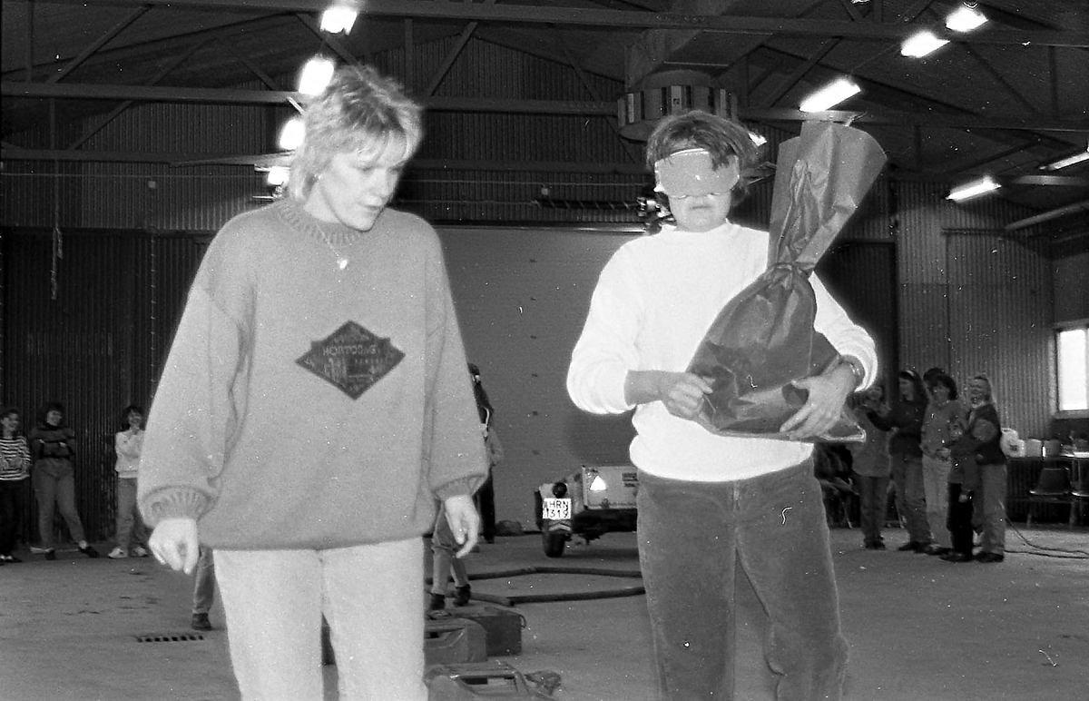 Arméns Lejon övar på T 2 kaserngård 1992 medan anhöriga har skämttävlingar i övnings- och vårdhallen