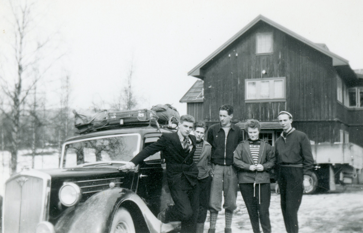 Frå v. Harald Hoftun, Ove Blakkestad, ukjent, ukjent, Bjarne Løstegård.
På tur til Hallingdal med ein Wolseley, truleg 1937-38-modell.