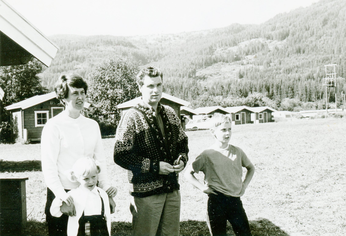 Frå v. Karen Ingeborg Haugen Hoftun med Magne  Hoftun frafor seg og Harald Hoftun og Nils Gunnar Hoftun.