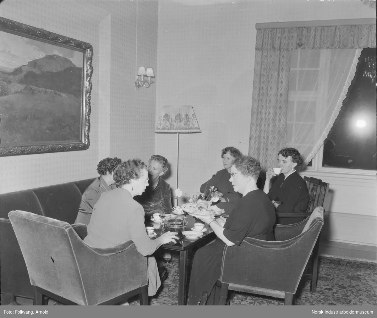 Jubilantfest 1957. Kvinner sittende i salongen på Rjukan Admini.