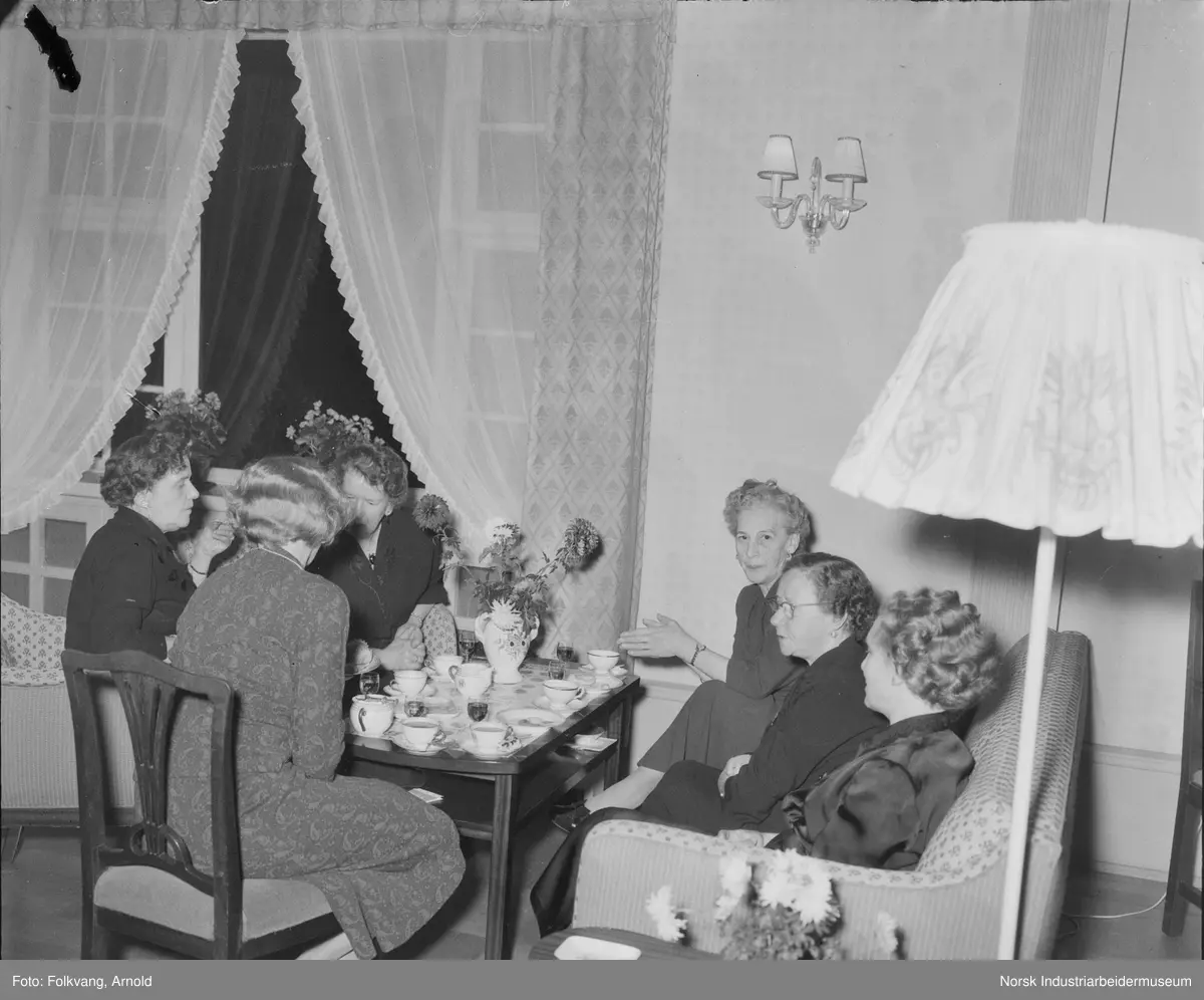 Jubilantfest 1957. Kvinner sittende i salongen på Rjukan Admini.