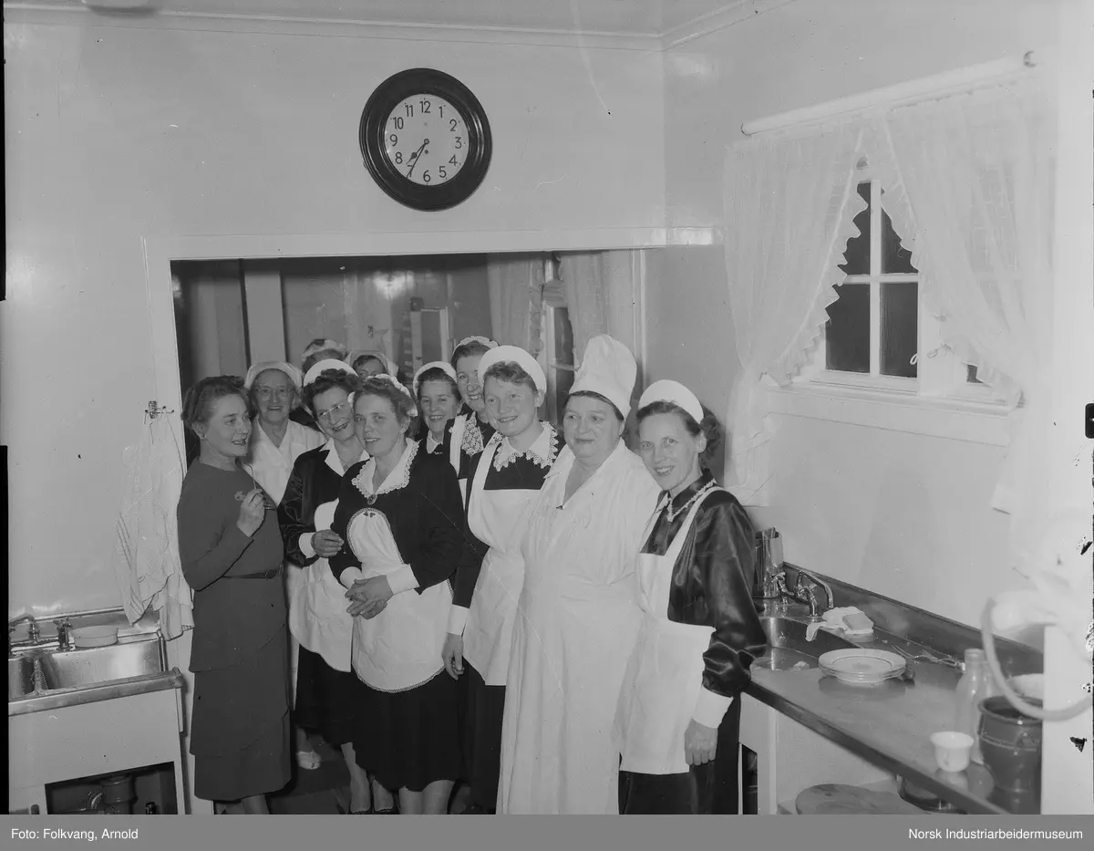 Jubilantfest 1957. Kjøkkenpersonale stående på kjøkkenet på Rjukan Admini i uniform.