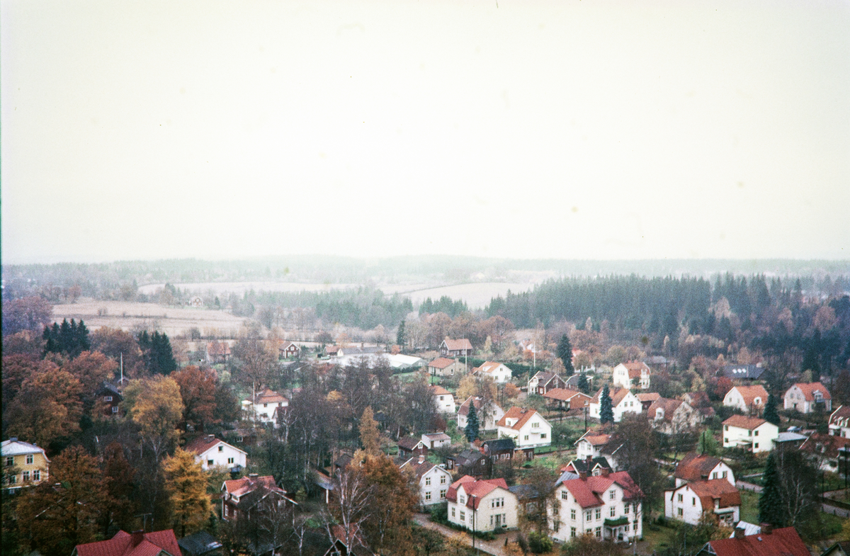 Bostadsområdet Hov vid Ekebovägen/Berggatan/Karlavägen (stadsägorna 1086-1102, 1105-1111), Växjö. 
Vy från det nya vattentornet.
Färgfoto ca 1960.