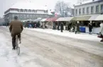 Marknad på Stortorget, Växjö. Sigfridsmäss (?). Till höger syns residenset och mitt fram några av byggnaderna längs Kungsgatan.
Färgfoto ca 1960.