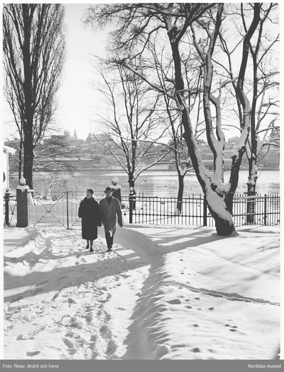 Vinter i Stockholm, ett äldre par på promenad.