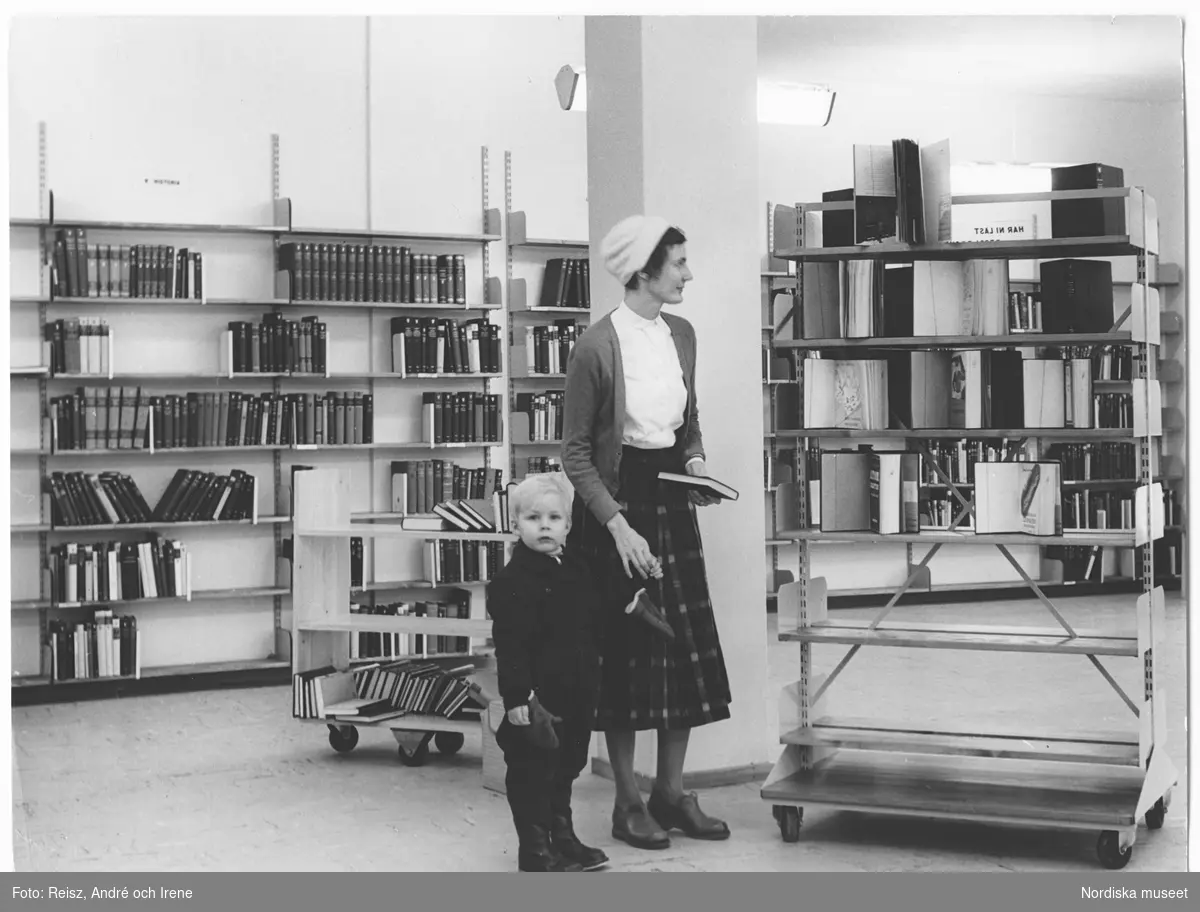 Kvinna med barn på Stadsbibliotekets filial i Bagarmossen.