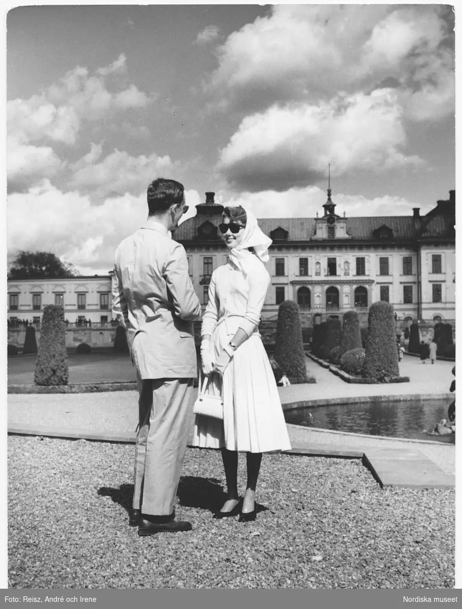 Ett par i Drottningholms slottspark i juni.