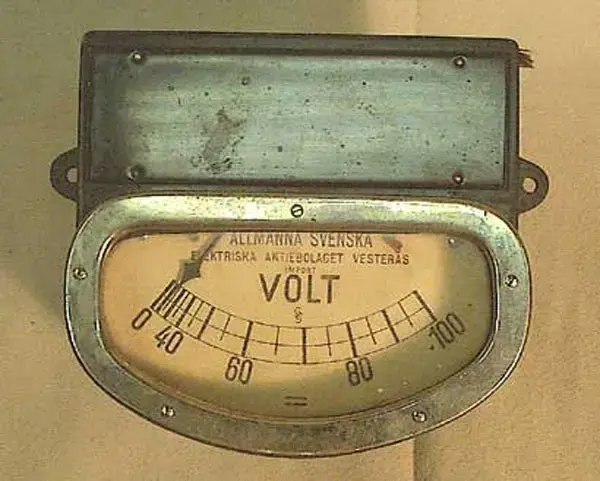 Instrument målat svart. Instrumentpanel med en stegrande skala från 1-100 V. Text:" Allmänna Svenska Elektriska Aktiebolaget Vesterås. Import Volt"