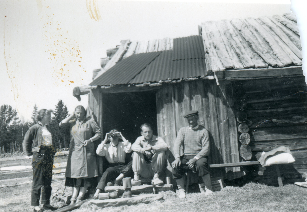 Utanfor Stølsbua 
frå v. Gunhild Stake Rust, Birgit Toppen Rust, Ukjent, Ukjent, Arne Rust.