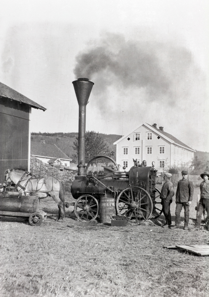 Tresking med dampkjele på Stor-Mørkved i 1910. Bøndene i området gikk sammen i treskelag, og hadde maskinen en periode hver. Maskinene var av merke Drottningborg. Nærmest maskinen står maskinmester Kristian Johansen Jevanordbakken, ved siden av han sønnen Johan. Maskinen ble trukket mellom gårdene av 14 hester. Dampmaskinen ble også omtalt som en lokomobil. Slike ble blant annet brukt til å drive treskeverk med removerføring fra det store hjulet i overkant av kjelen.