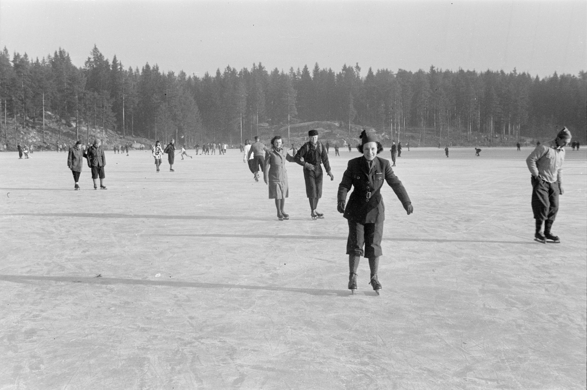 Skøyteløpere på islagt vann