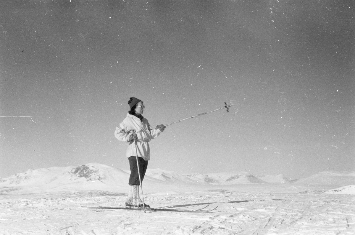 Person i skiutstyr på fjellvidde