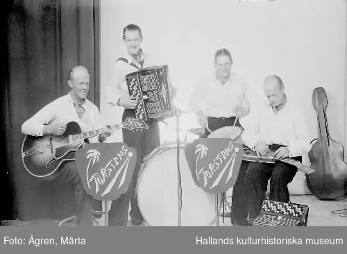 "Torstens orkester från Tvååker. Torsten Svensson, Monsagård, Tvååker." Kvartetten trakterar gitarr, dragspel, trummor, och steel guitar.