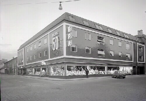 Varuhuset EPA i hörnet Kungsgatan - Borgmästaregatan i Varberg. På ena fasaden står "Filial 50".