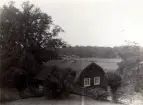 Växthus i trädgården och ena flygeln sedd från terrassen, Fredriksbergs herrgård.